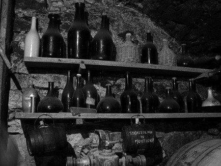 Sammlung antiker Flaschen im Keller von Lucien Aviet