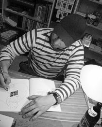 Uli Oesterle beim Signieren seiner Comics