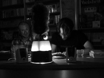 Cramer und Kilian Fitzpatrick mit der Black Ink-Lampe im Vorprogramm